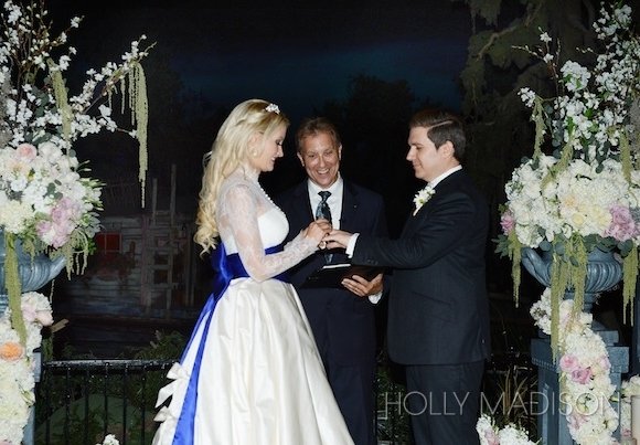 Holly-Madison-Exclusive-Wedding-Pictures-5-580x403