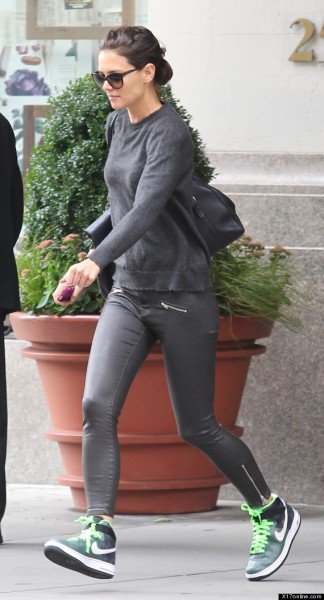 Katie Holmes makes a mad dash for a cab