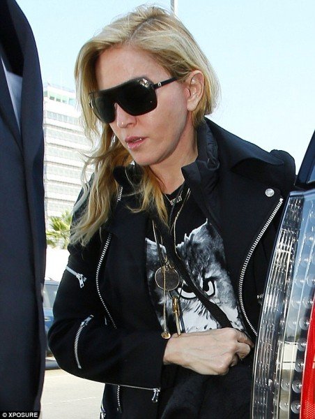 article-2509619-197E2A5A00000578-441_634x840