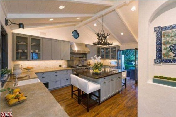 article-2471032-18E38C2D00000578-190_634x422