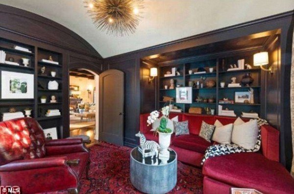 article-2471032-18E3908D00000578-940_634x419