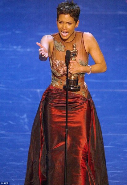 article-2547482-004DC06900000258-789_634x923