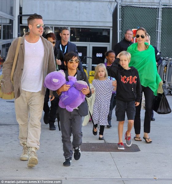 article-2552752-1B39319A00000578-222_634x677