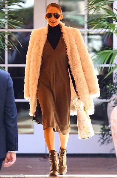 article-2554950-1B50773100000578-13_634x962