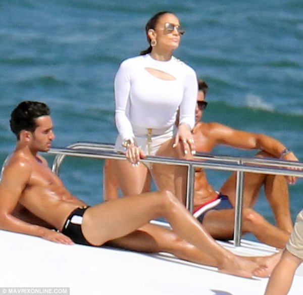 article-2557954-1B6E7B6400000578-576_634x618