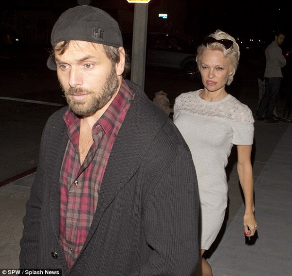 article-0-1C0BC75700000578-228_634x600