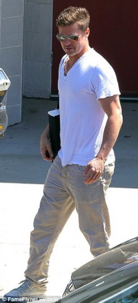 article-2602950-1D09F8EF00000578-112_306x672