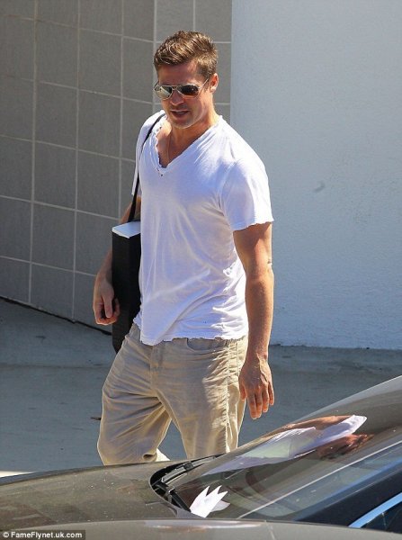 article-2602950-1D09F8F700000578-162_634x850